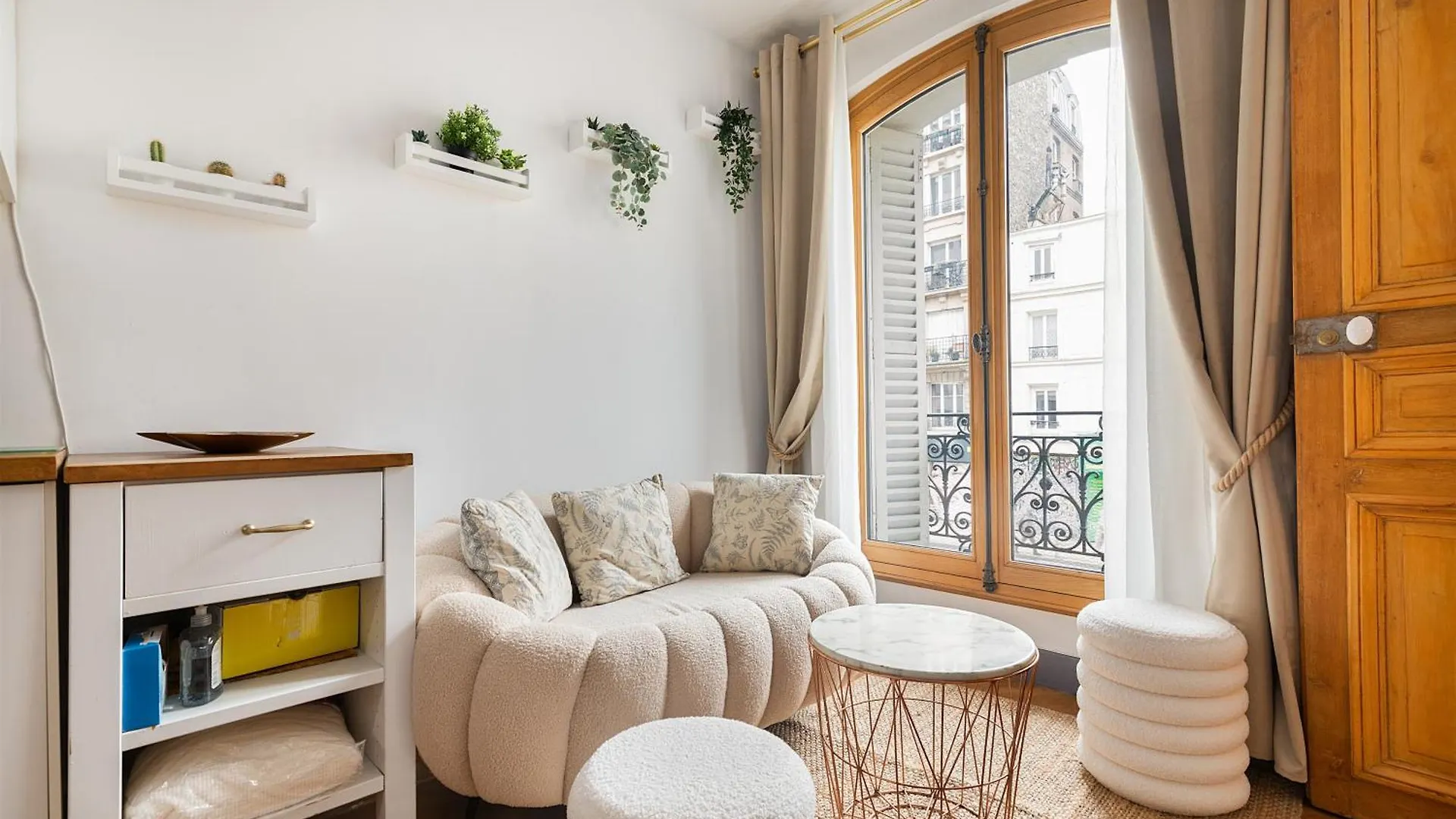 Appartement Haussmannian Elegance Close To Montmartre Paris France